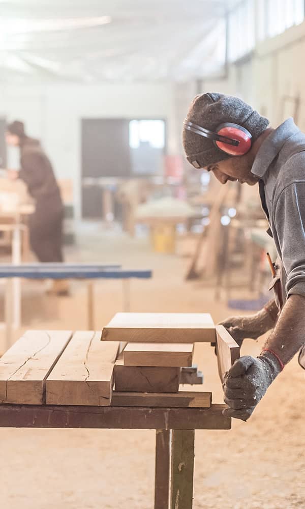 Un artisan qui utilise un banc de scie